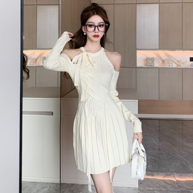 Arabesquito Long-Sleeve Halter Neck Cold Shoulder Plain Pleated