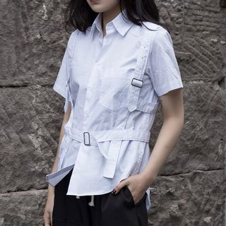 SIMPLE BLACK-Camisa de manga corta con tiras de cinturón