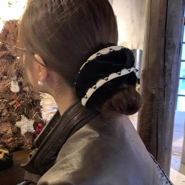 Mentosi-Lace Trim Scrunchie