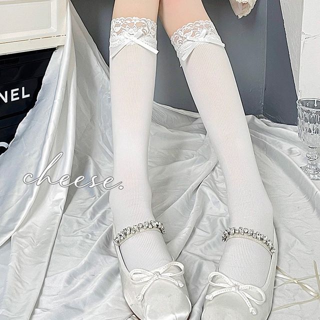 Gentiana-Lace Trim Socks