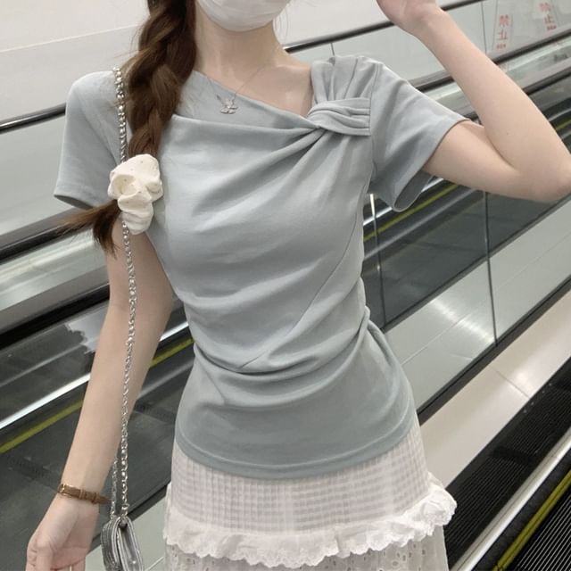 Yako-Short-Sleeve Asymmetrical Neck Plain Knotted Tee
