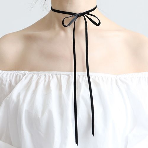 Velvet bow choker