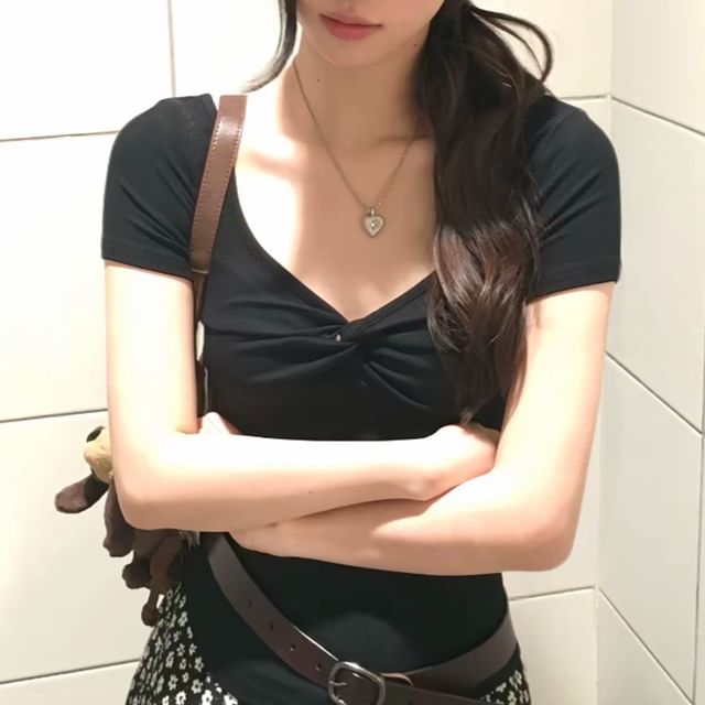 Sisyphi-Short-Sleeve V-Neck Plain Crop Top