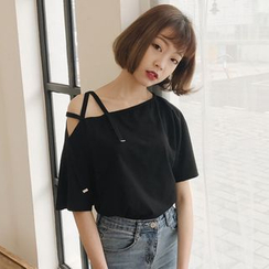 Fairy Essential - Strappy T-Shirt mit asymmetrischen Schultern Fairy Essential - Strappy T-Shirt mit asymmetrischen Schultern