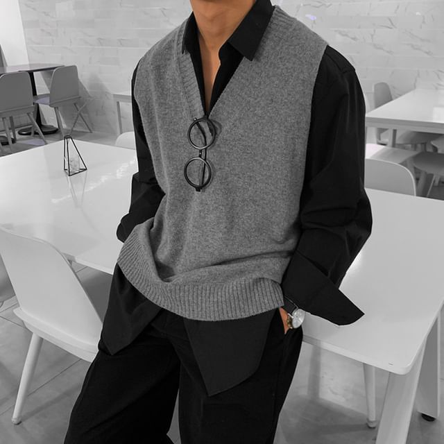 Okwano-V-Neck Sweater Vest