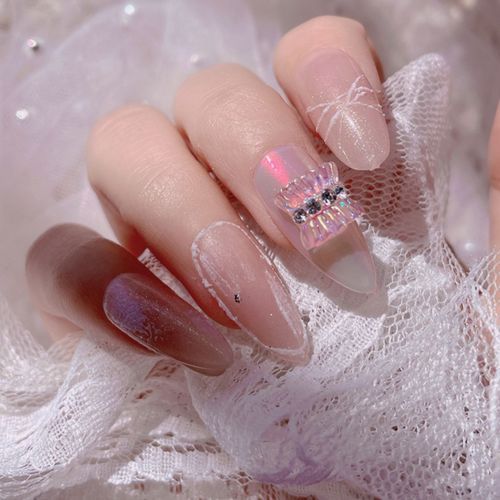Pearl Nails Are the Manicure of the Summer | Pearl nail art, Pearl nails,  Diamond nail art