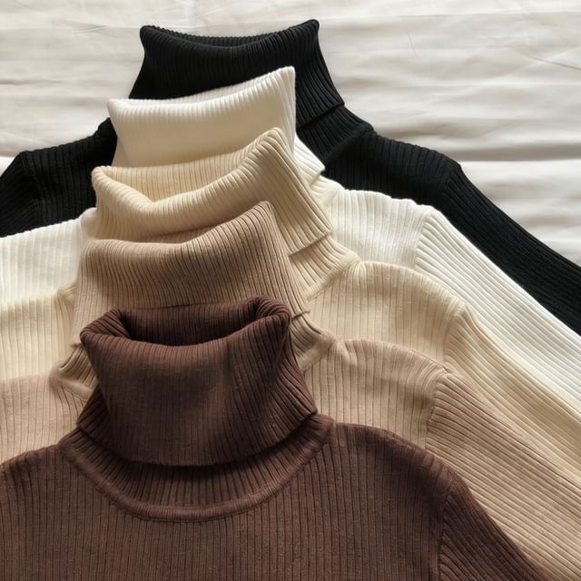 PINPI-Geripptes Strickoberteil mit Rollkragen und langen Ärmeln