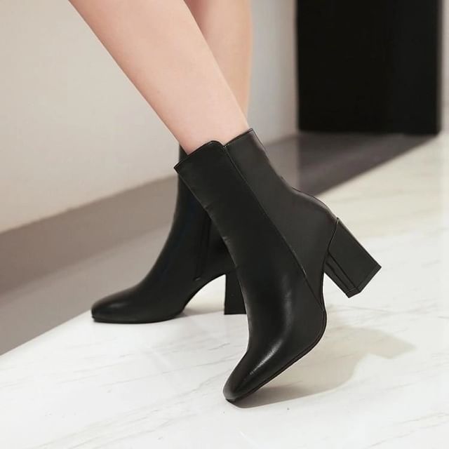 Freesia-Botines cortos de tacón ancho en cuero sintético