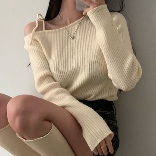 Coris-Long-Sleeve Asymmetrical Plain Knit Top