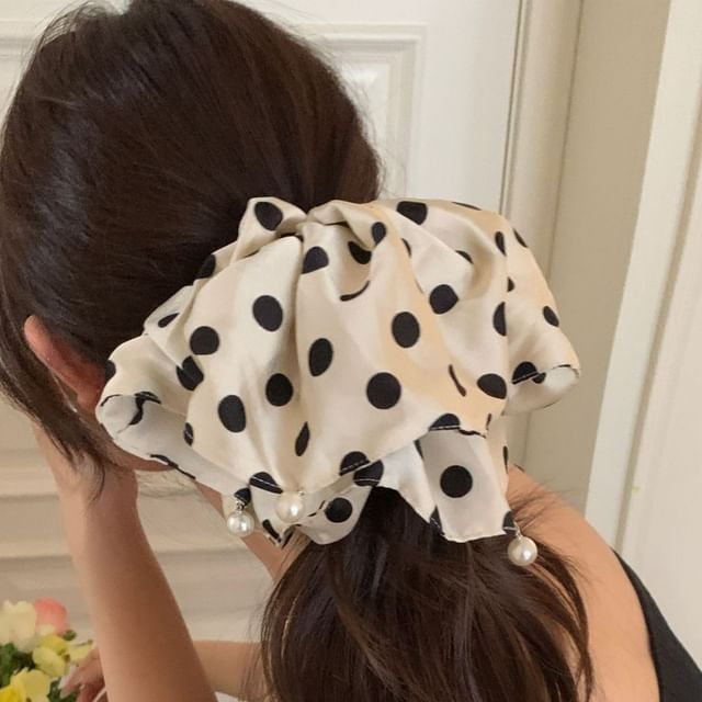 Mentosi-Dotted Faux Pearl Scrunchie