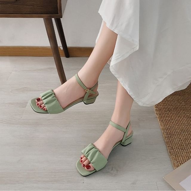 Queen Zoo-Geraffte Sandalen mit klobigem Absatz und Knöchelriemen