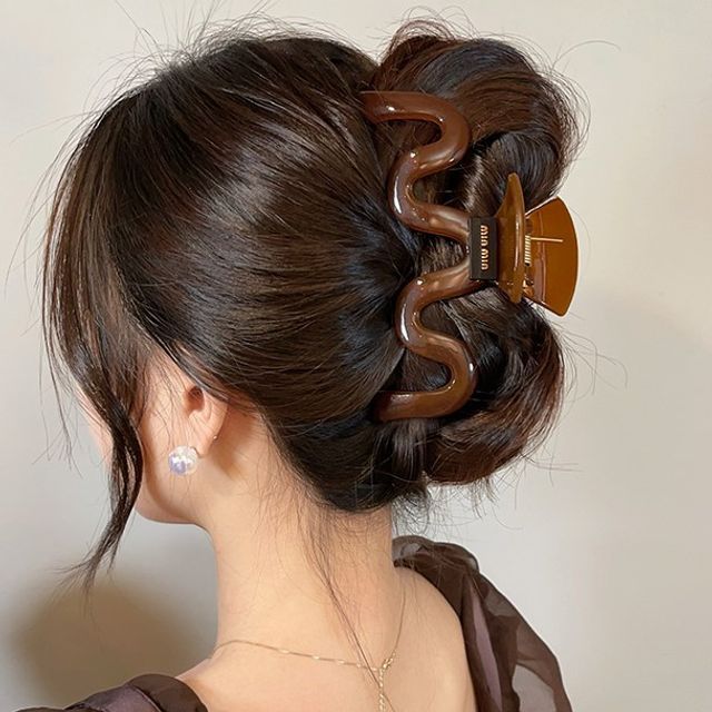 Show Mind-Wavy Acrylic Hair Claw
