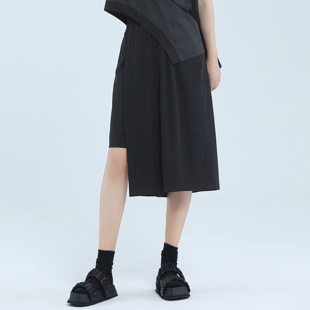 SIMPLE BLACK-Mid Rise Plain Asymmetrical Skorts