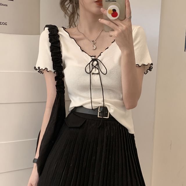 Ukiyo-Crop-T-Shirt mit V-Ausschnitt