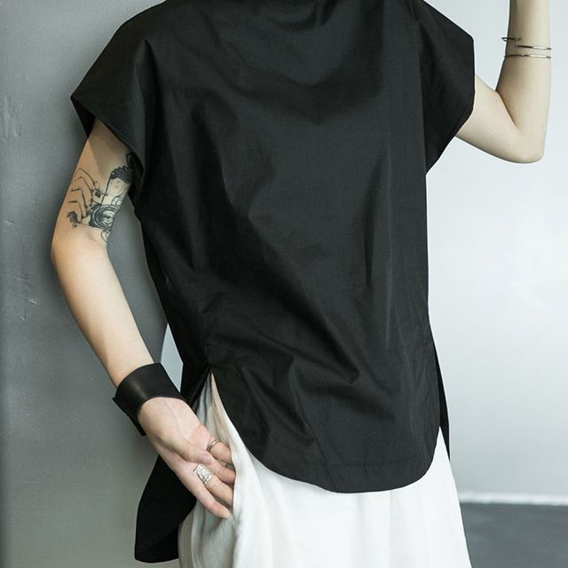 SIMPLE BLACK-Slit Short-Sleeve T-Shirt