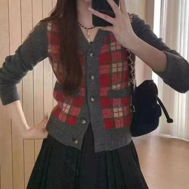 Everose-V-Neck Plaid Button Cardigan