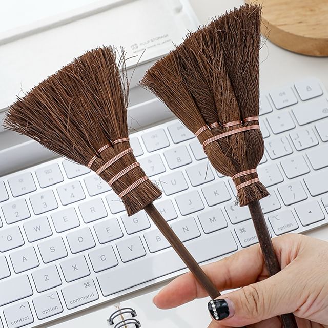 YUNO-Broom Desktop Cleaning Brush Various Designs