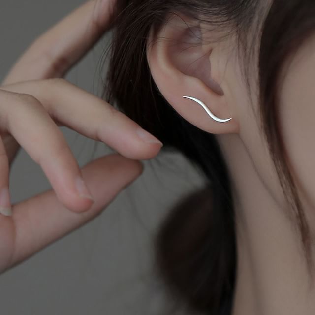 Hansha-Curve Alloy Crawler Earring