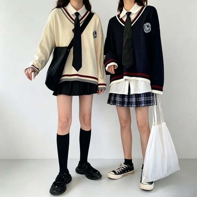 Whoosh-Pull à col en V avec bordure contrastante mini jupe plissée taille haute chemise unie avec cravate