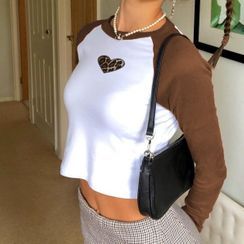 Trisica - Raglan Sleeve Leopard Print Heart Cropped T-Shirt Trisica - Raglan Sleeve Leopard Print Heart Cropped T-Shirt