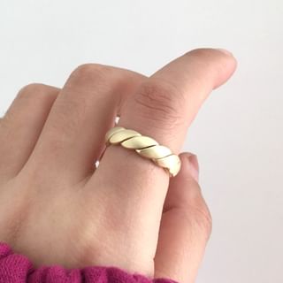 Gemsha-Alloy Twisted Open Ring