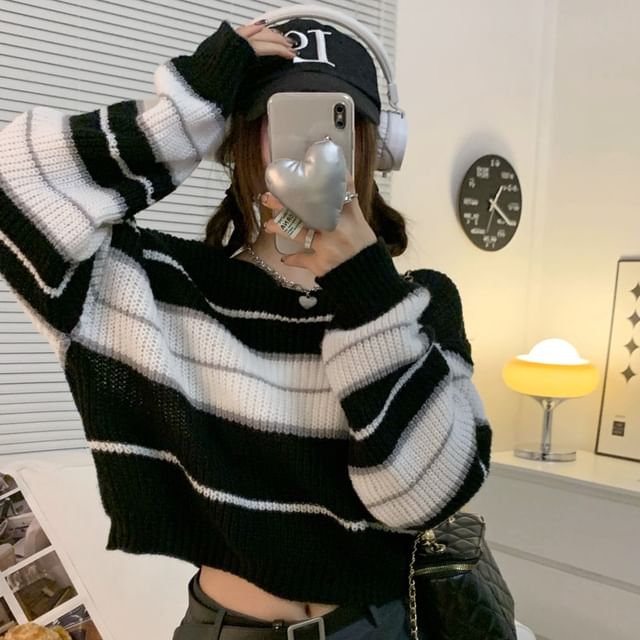 Fabricino-Crew Neck Striped Cropped Sweater