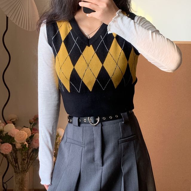 Mouang V-Neck Argyle Cropped Sweater Vest YesStyle