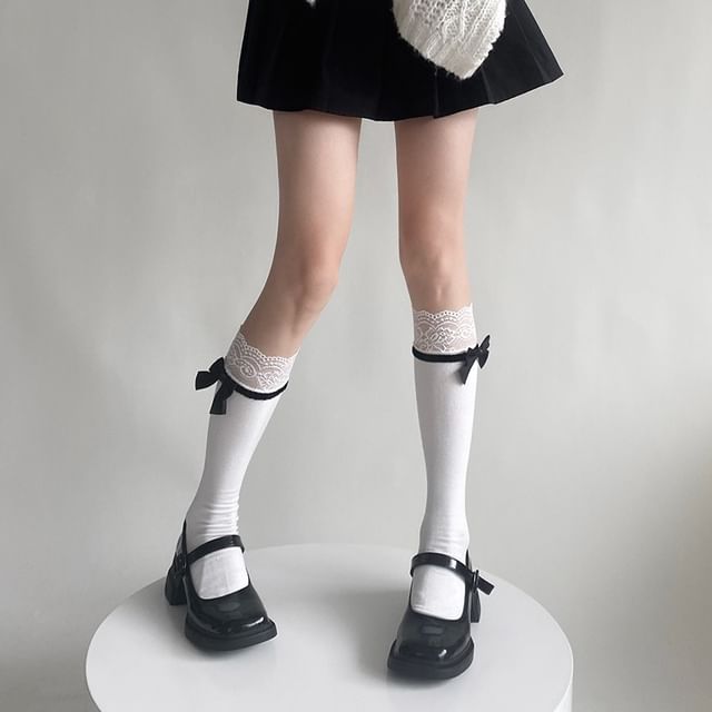 Gentiana-Lace Trim Long Socks