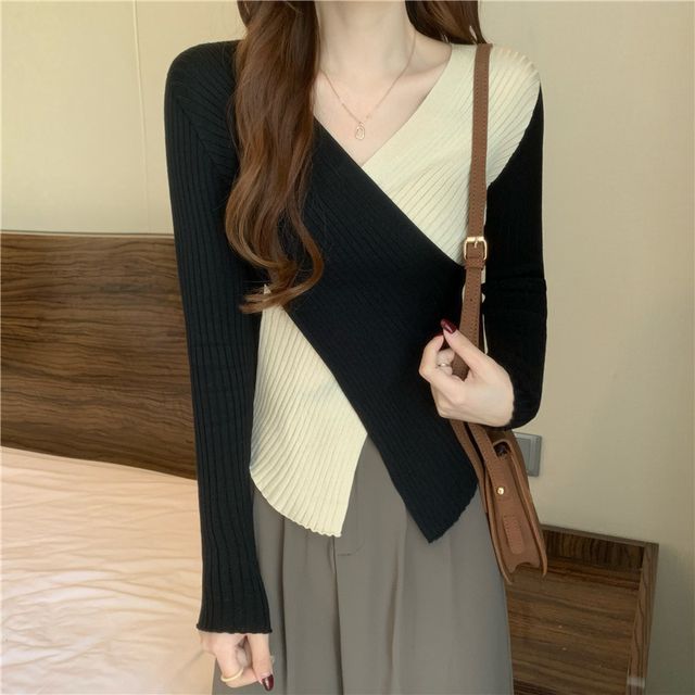 Faiar-Long-Sleeve V-Neck Two Tone Knit Top