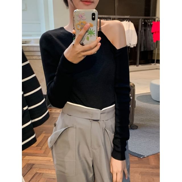 ISSOL-Long-Sleeve Halter Neck Cold Shoulder Plain Knit Top