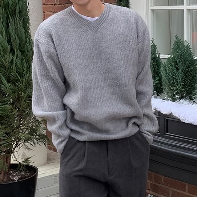 Okwano-V-Neck Plain Sweatshirt