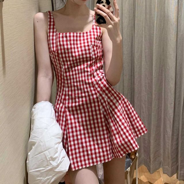 knee length dresses for ladies Memorable Vibe Strapless Plaid Pleated Mini Dress