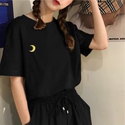 Ukiyo - Moon Embroidered Elbow-Sleeve T-Shirt