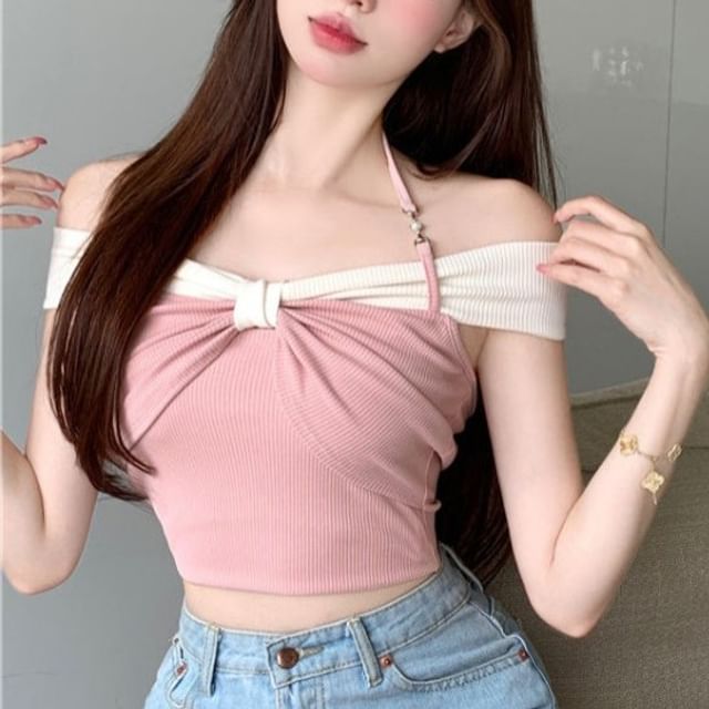 Leoom-Off Shoulder Halter Neck Two Tone Crop Top