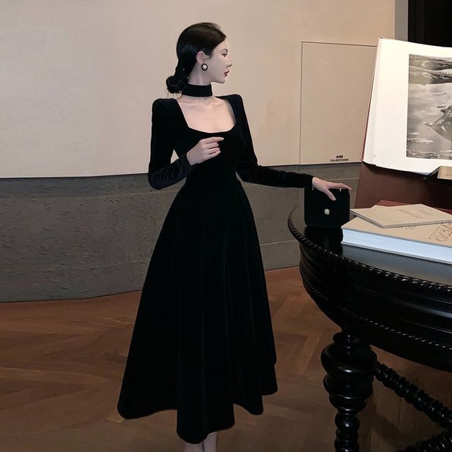 JIYON - Set: Long-Sleeve Square Neck Plain Velvet Midi A-Line Dress + Choker  | YesStyle