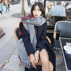 Pompabee - Plaid Knit Scarf Pompabee - Plaid Knit Scarf