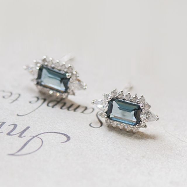 DECADES-Gemstone Ear Stud