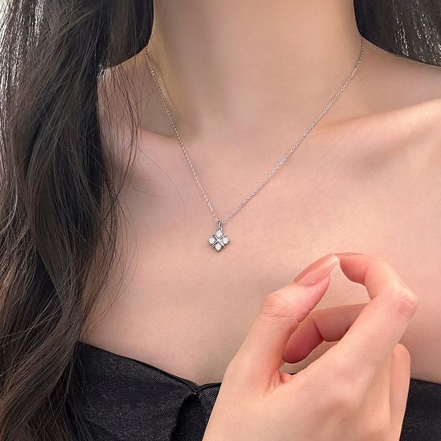 Seirios-Rhinestone Pendant Alloy Choker