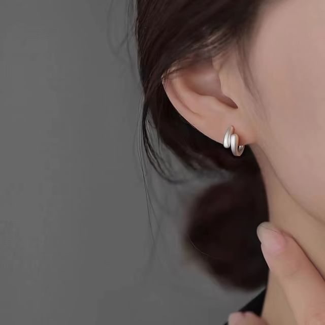 Toinianimos-Matte Sterling Silver Huggie Earring