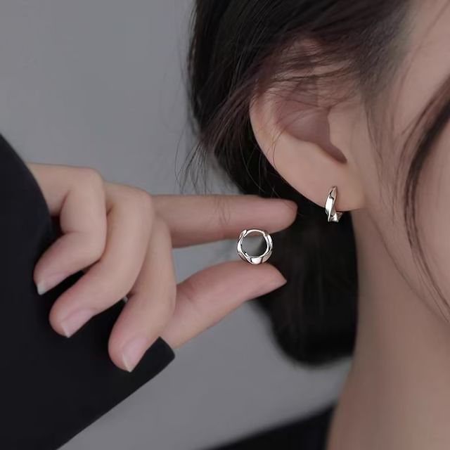 pexrl jewelry-Twisted Huggie Earring