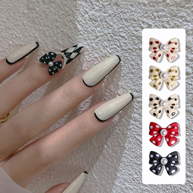 EASY MICKEY MOUSE NAIL ART ON SHORT NAILS | Follow to this page to see more  great viedeoAn easy and quick 
