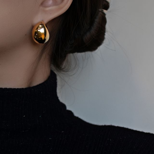 Hansha-Metallic Huggie Earring