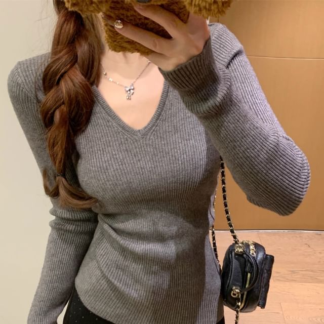 Dragan Pulse-Long-Sleeve V-Neck Plain Knit Top