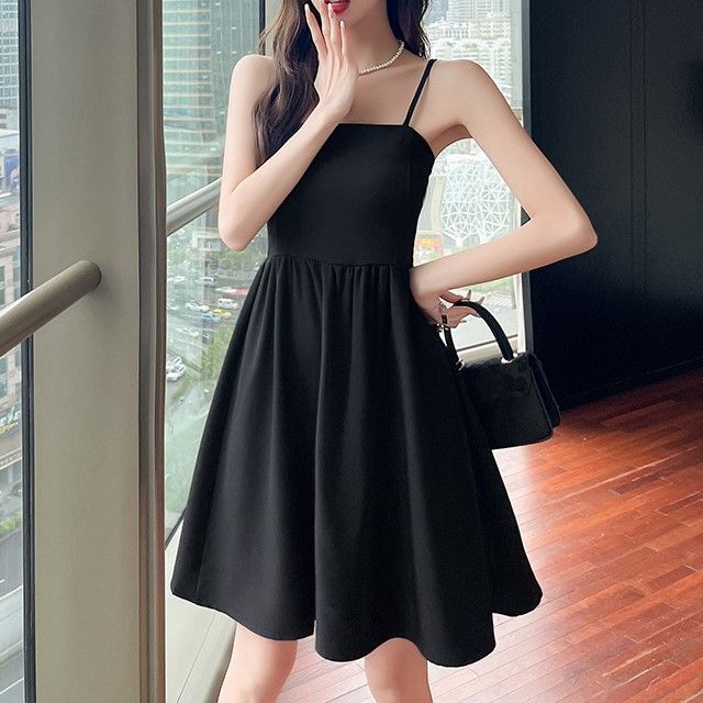 A line clearance spaghetti strap dress