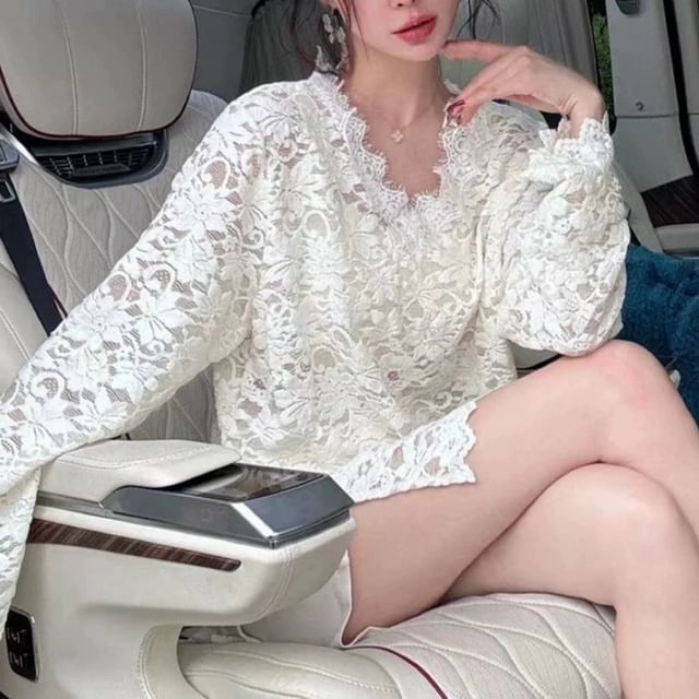 Essere-Long Sleeve V-Neck Plain Lace Top