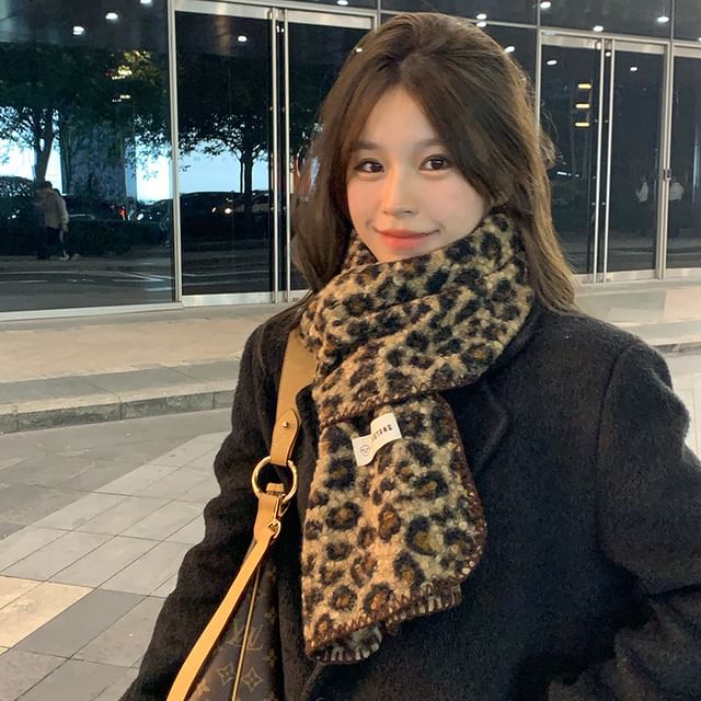 Sparktage-Leopard Patterned Boucle Scarf