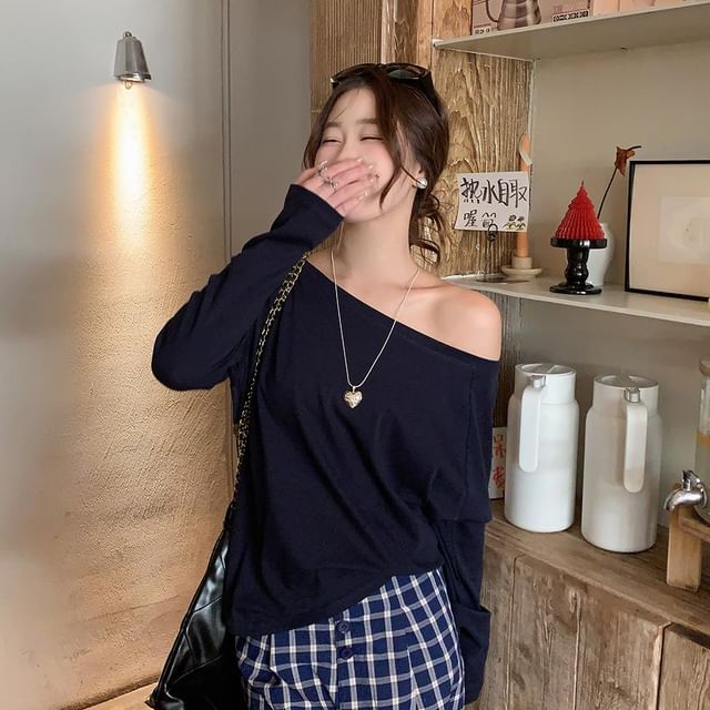 Gwendolyn-Long-Sleeve Off-Shoulder Plain Tee