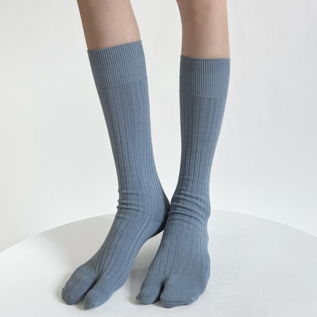 Gentiana-Plain Ribbed Knee High Tabi Socks