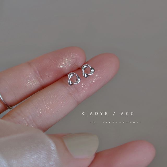 Dashiro-Twisted Triangle Sterling Silver Earring