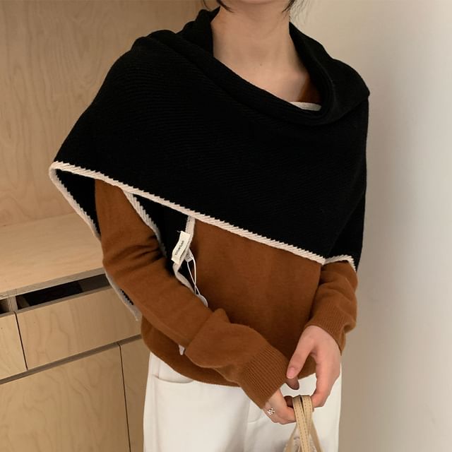 4-4 STUDIO-Contrast Trim Triangle Shawl